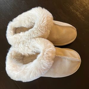 Like new Lauren Conrad faux fur clog slippers